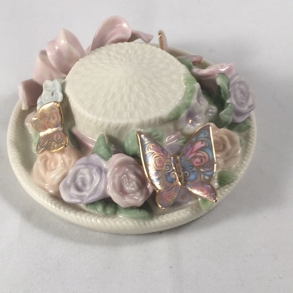 Lenox Other - Lenox porcelain “bonnet” music box